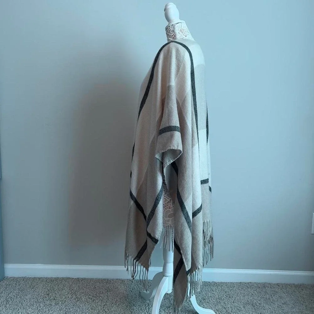 Three Dots Miranda Plaid Cashmere Blend Fringe Wrap Poncho Shawl OSFM Cream Tan